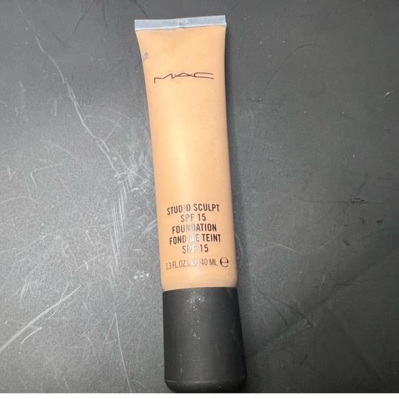 MAC Cosmetics Studio Sculpt Foundation - Warm Beige - Picture 1 of 2